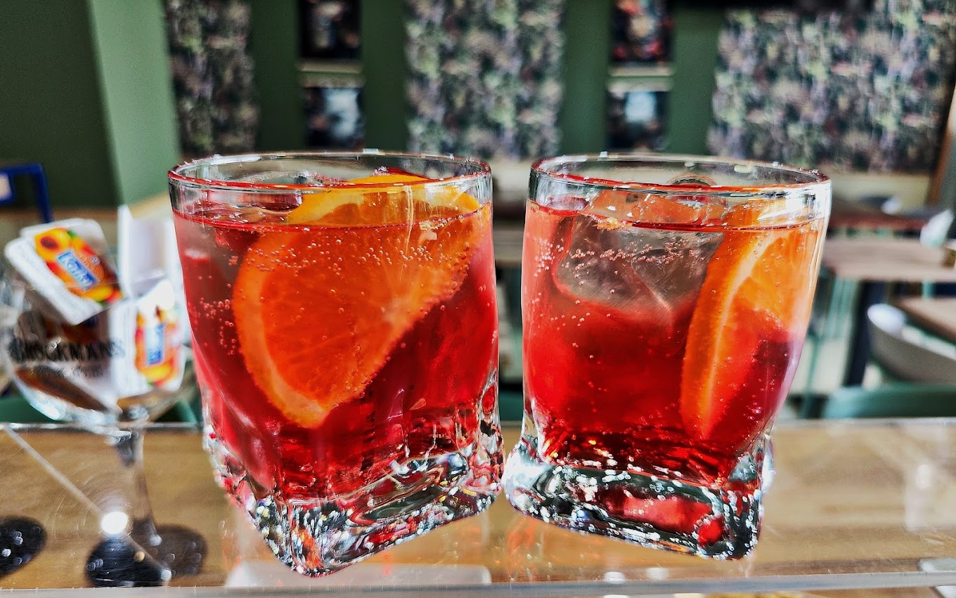 Copas rojas con naranja