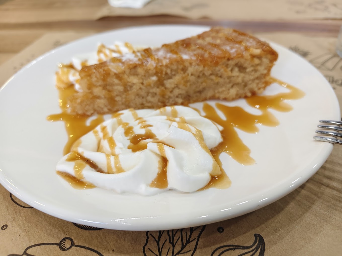 Postre casero con crema y caramelo
