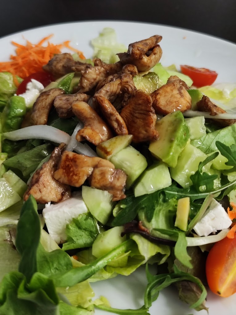 Ensalada con pollo y aguacate