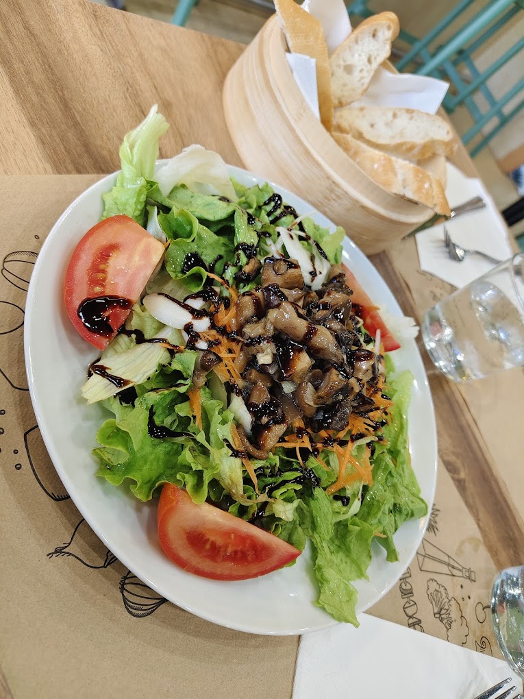 Ensalada de Grin Bistro con setas y tomate